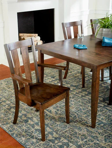 Ensemble de salle à manger avec table à pieds courbés et chaise Carter